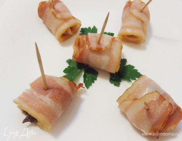 Фаршированный сыром чернослив в беконе готов. Приятного аппетита! Угощайтесь!