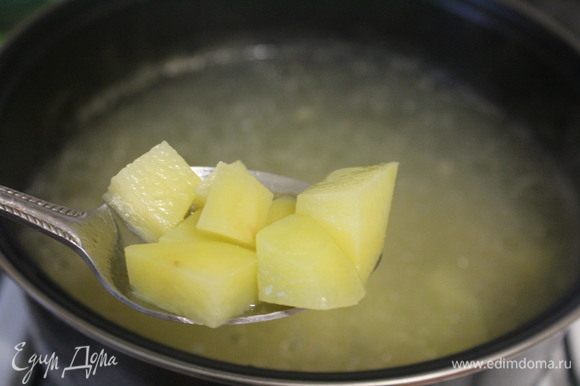 В кипящий бульон добавить картофель. Варить 5 минут. Соль не добавляю, т.к. солила бульон в процессе варки мяса.