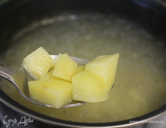 В кипящий бульон добавить картофель. Варить 5 минут. Соль не добавляю, т.к. солила бульон в процессе варки мяса.