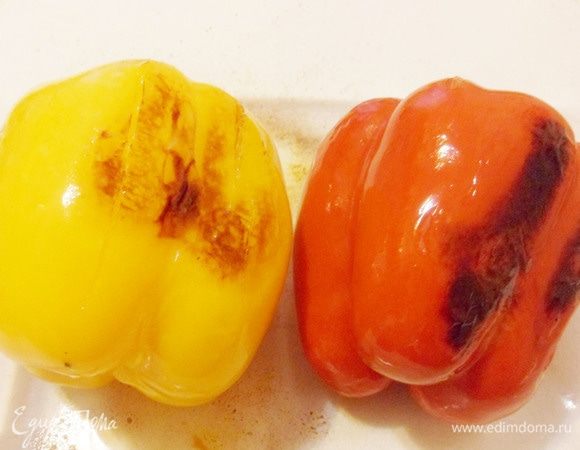 Аккуратно переложить запеченный перец в контейнер, плотно закрыть крышкой и остудить.