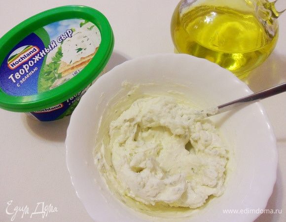 Выложить творожный сыр в миску, добавить чайную ложку оливкового масла, половину (несколько капель) чайной ложки лимонного сока и немного чеснока. Все перемешать. Начинка готова.