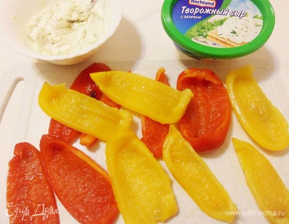 С остывшего перца снять кожицу, удалить семена и перегородки. Нарезать длинными полосками шириной около 3 см.