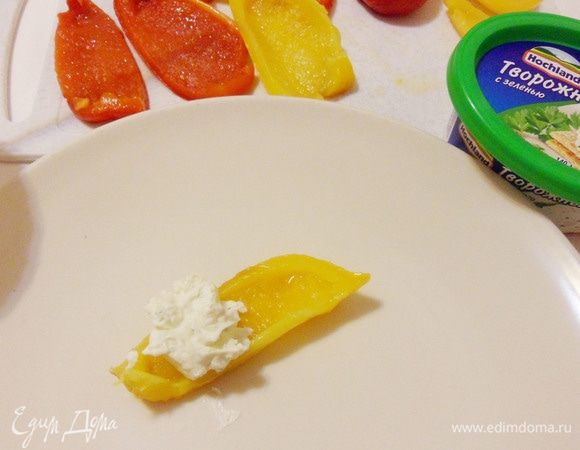 Выложить чайную ложку начинки на полоску перца.