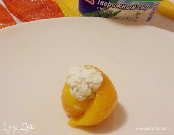 Аккуратно свернуть рулетиком.