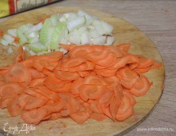 Лук нарезать кубиками. Морковь — кружочками или половинками кружков.