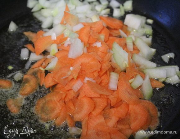 Спассеровать овощи на сливочном масле.