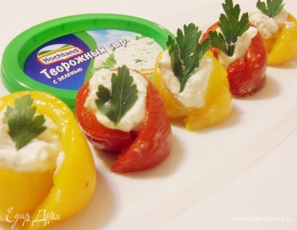 Рулетики из запеченного перца с творожным сыром с зеленью готовы. Приятного аппетита! Угощайтесь!