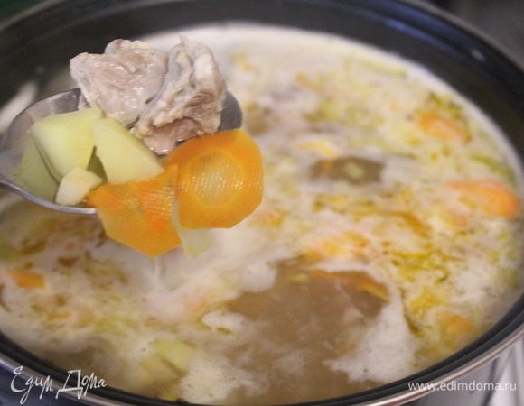 Добавить в суп пассеровку и, если есть, отварное мясо.