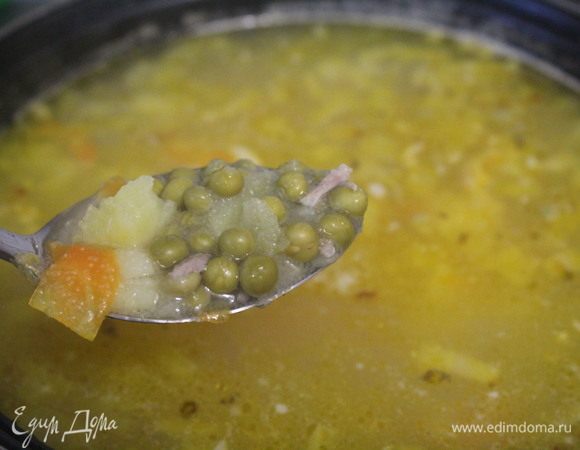 Добавить консервированный зеленый горошек. 