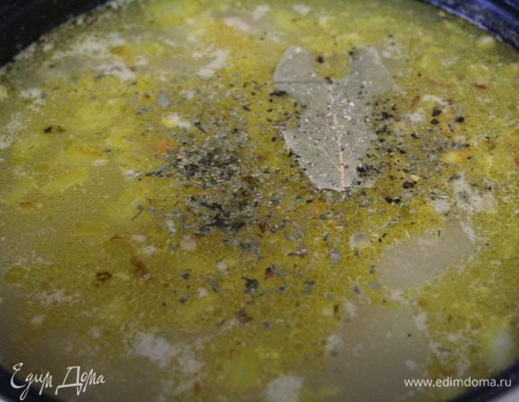 Затем сушеную зелень, молотый черный перец, лавровый лист. Через пару минут снять с огня.