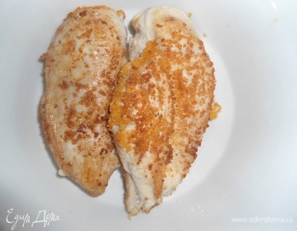 Духовку разогреть до 220°C. 
Куриное филе вымыть, обсушить. Посолить, поперчить по вкусу, присыпать панировочными сухарями и обжарить до корочки с обеих сторон на разогретом растительном масле. 