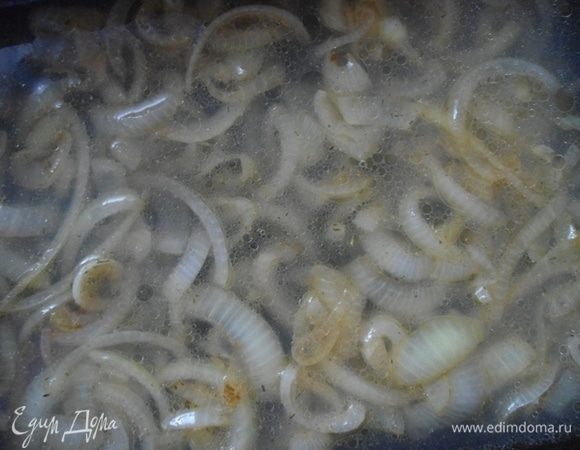 В форму для запекания выложить лук, влить бульон (у меня подсоленный) и вино. Если нужно добавить соль и перец.