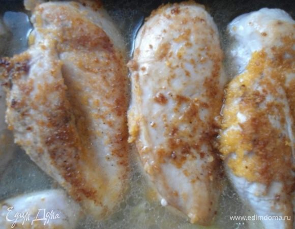 Сверху разложить обжаренную курочку и убрать в духовку на 35 минут. 