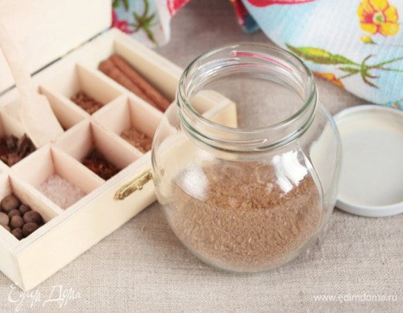 Для приготовления гарам масалы необходимо каждую специю (перец черный горошком, семена кориандра и зиры, молотые кардамон и корицу, молотый мускатный орех и бутоны гвоздики) по отдельности обжарить на сухой сковороде. Не пережгите! Обжаривать до легкого потемнения. Шафран обжаривать не нужно и лучше использовать шафран рыльцами. Обжаренные специи и шафран одновременно смолоть в кофемолке в однородную смесь. Готовую смесь хранить в закрытой емкости в темном прохладном месте до 2 месяцев.