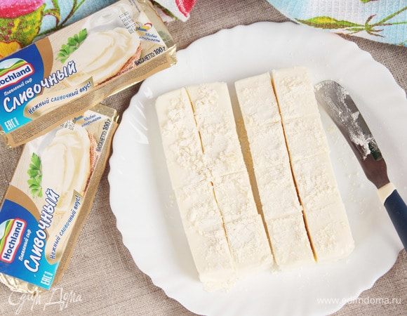 Плавленый сливочный сыр Hochland (200 г) разрезать на равные кубики (каждый на 8 частей). Посыпать кукурузной мукой.