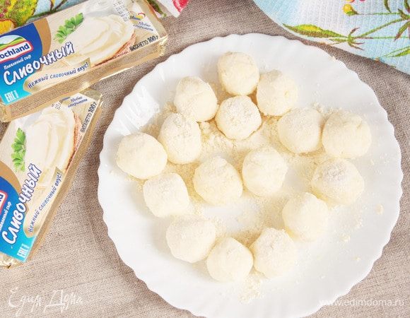 Из каждого сырного кубика сформовать пальцами шарик, обвалять в кукурузной муке и покатать по припыленной кукурузной мукой поверхности. Удобно прям на тарелке.