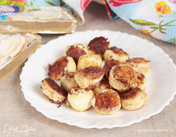 На сковороде растопить 15 г сливочного масла и обжарить сырные шарики до румяной корочки. Выложить сырные шарики на тарелку.