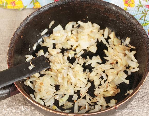 Подготовленный репчатый лук (60 г) мелко нарезать и обжарить в той сковороде, в которой обжаривались сырные шарики. При необходимости еще добавить масла, если оставшегося в сковороде не достаточно.