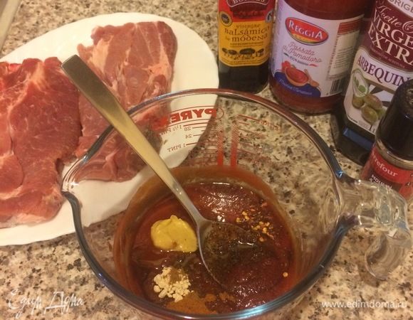 Мясо натереть солью и перцем. Лук мелко нарезать. В миске смешать: кетчуп, мед, масло, специи, уксус, пассату, горчицу, вуст. соус и кипяток.