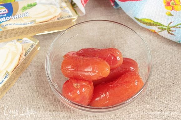 Можно использовать свежие помидоры (200 г), нарезав их тонкими четвертинками. Но с консервированными томатами получается абсолютно так же вкусно. С консервированных томатов (5 шт.) снять кожицу и размять их.