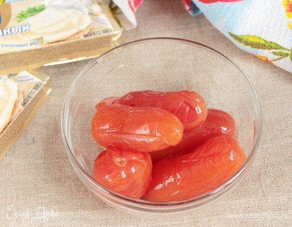 Можно использовать свежие помидоры (200 г), нарезав их тонкими четвертинками. Но с консервированными томатами получается абсолютно так же вкусно. С консервированных томатов (5 шт.) снять кожицу и размять их.