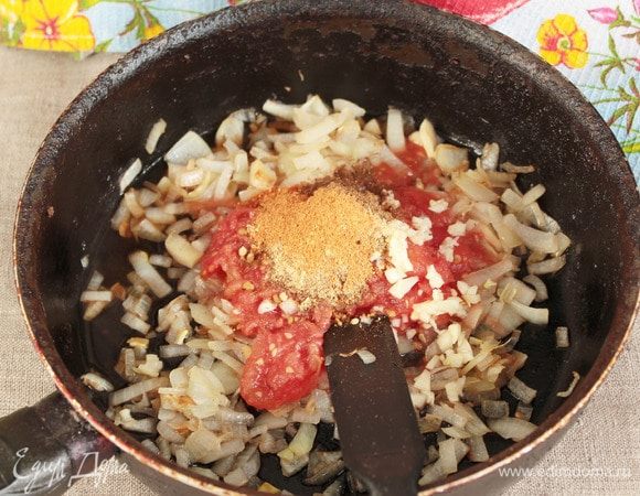 К поджаренному луку добавить томаты, молотые имбирь, острый красный перец и сахарный песок по 1/3 ч. л., гарам масала 2 ч. л., измельченных 2 зубчика чеснока. Если вы используете свежие помидоры, то посолить. 