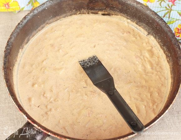 Добавить сливки любой жирности (200 мл). Перемешать. Довести до кипения и немного протушить.