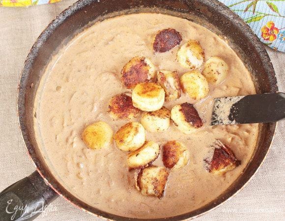 Выложить шарики в томатно-сливочный соус. Окунуть аккуратно каждый шарик в соус.