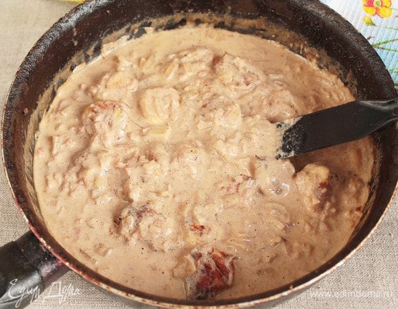 Протушить до желаемой густоты. Перемешивайте аккуратно. 