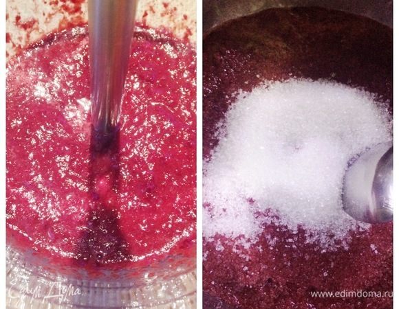 Готовим вишневое кули.
У меня была замороженная вишня. Я ее измельчила при помощи погружного блендера. Ставим пюре на плиту и прогреваем. Смешиваем сахар с пектином, вводим в вишневое пюре, варим после закипания 2 минуты. Снимаем с плиты и добавляем лимонную кислоту. Выливаем кули в силиконовые полусферы 3,5 см и замораживаем. Кроме полусфер я еще залила кули просто в рамку и затем вырезала застывшее кули для других пирожных.