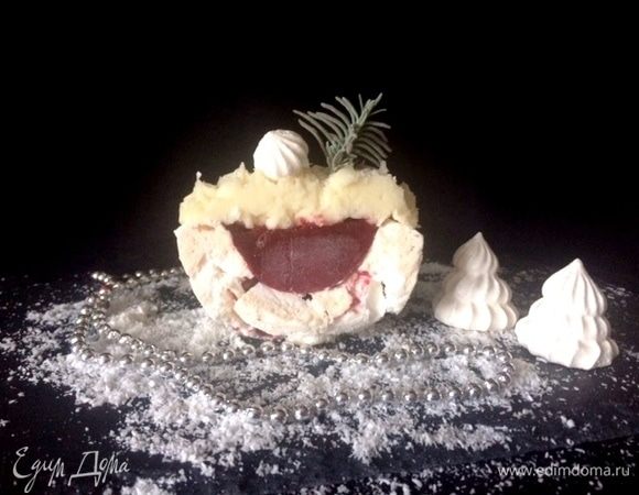 Собираем пирожное.
Выкладываем кули в меренгу и украшаем сверху взбитым кокосовым кремом.