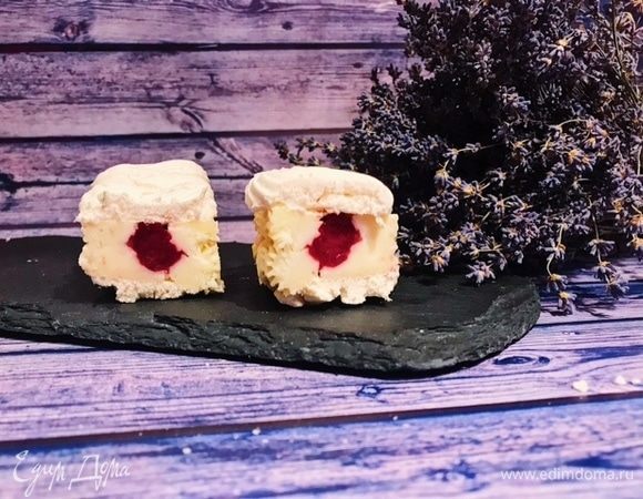 Это пирожное я собирала немного иначе. На половинки выложить по бокам крем. Из замороженного кули вырезать необходимого размера начинку и положить на одну часть пирожного, прикрыв второй частью.  