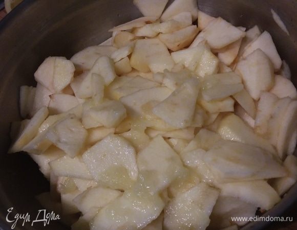 Готовим начинку: для этого нужно очистить яблоки и нарезать тонкими пластинками. Выжать в яблоки лимонный сок, перемешать. 