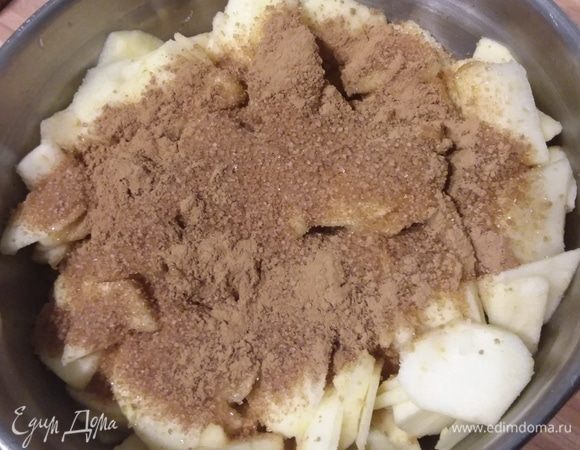 Всыпать сахар и корицу. Размешать. 