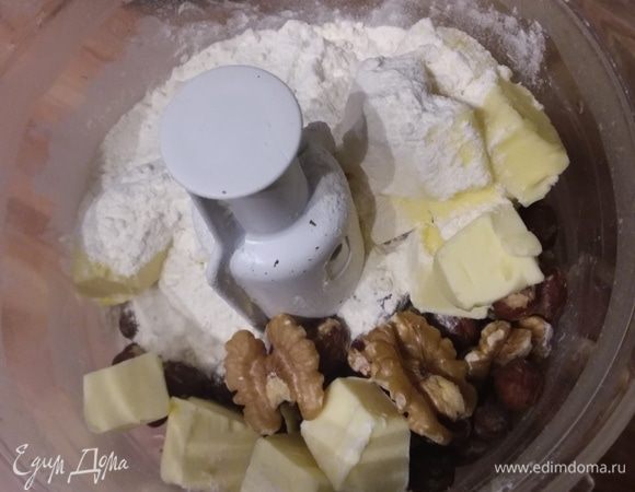 В тот же блендер сложить ингредиенты для крошки (масло также должно быть хорошо охлажденным, порезанным на кубики). Орехи могут быть любыми (у меня микс из миндаля, фундука и грецкого ореха). 