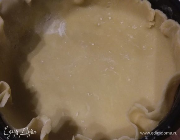 Духовку разогреть до 175°С. Форму с тестом достать из холодильника. 