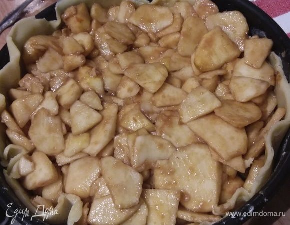 Наполнить яблочной начинкой. Сок, который выделили яблоки, вылить. Начинки получается много, его нужно легонько утрамбовать. 