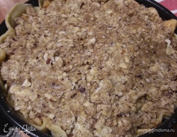 Сверху выложить крошку, аккуратно прижать, чтобы вся начика поместилась. 