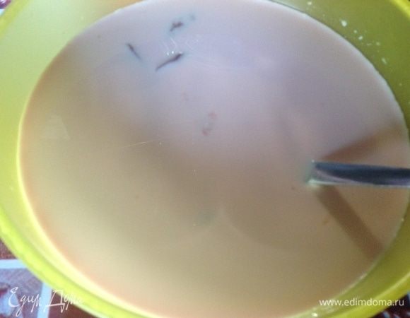 Печень очищаем от пленки, замачиваем в молоке на 1 час, я всегда предварительно вымачиваю печенку,тогда паштет будет и вкуснее, и нежнее.