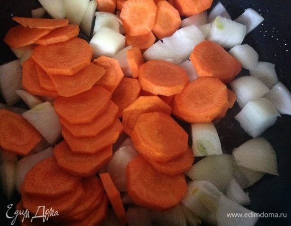 Время прошло, откидываем печенку на дуршлаг и даем ей стечь, молоко выливаем соседским котам, это тоже обязательное условие приготовления этого паштета :)
Пока печенка стекает, мы на нагретую сковороду наливаем растительное масло 2–3 ст. ложки, крупно режем лук и морковь и вкладываем в сковороду.