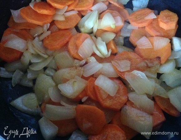 Слегка обжариваем до мягкости и прозрачности лука.