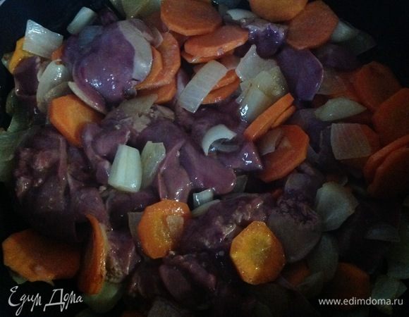 Туда же выкладываем стекшую печенку, добавляем лавровый лист 1, можно не добавлять, не солим, сделаем это в самом конце, когда снимем сковороду с огня.
