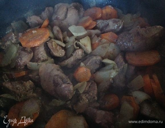 Печенку я тушу сначала под крышкой, постоянно помешивая, затем снимаю крышку и даю выпариться жидкости, которая образуется при тушение печенки, тоже постоянно помешивая, но не даю печенке зажариться, чтобы паштет не был грубым.