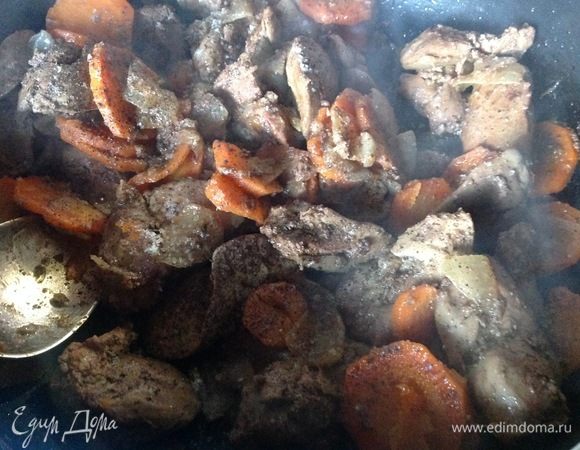 Все, печенка готова, она без жидкости но не зажаренная, огонь выключаю, печенку солю и перчу по своему вкусу, лавровый лист выкидываю.