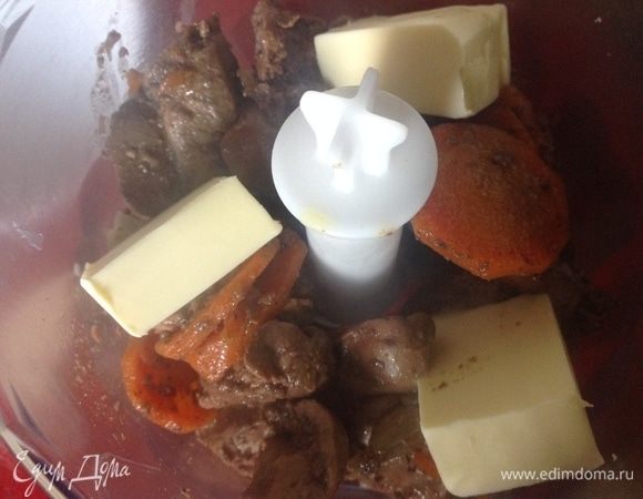 Тремя ходками я перебиваю в блендере посоленную печеньс луком и морковью, добавляя при этом порционно мягкое масло, все тщательно перебиваю. Можно и в мясорубке конечно 2 раза пропустить печенку, но тогда консистенция паштета будет другая, в блендере мне нравится больше.