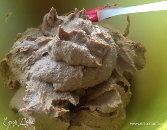 Перебитый в блендере паштет я складываю в чистую мисочка, потом, когда все перебито, можно попробовать еще раз паштет на соль и перец, и если необходимо, то добавить или то,или другое.