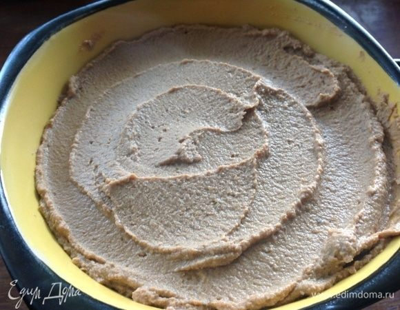 100 граммов мягкого сливочного масла ушло в паштет и еще 100 граммов сливочного масла я растапливаю в турке.
Готовый паштет раскладываю по мисочкам или баночкам, делайте как вам удобней, у меня вышло 2 небольших мисочка.