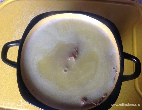 Заливаю паштет горячим растопленным маслом.
Даем паштету остыть, и в холодильник, чтобы он хорошо застыл.