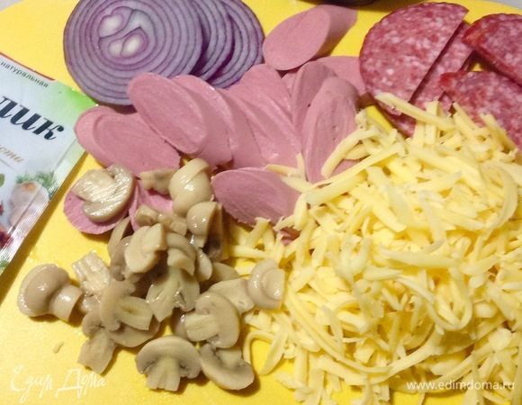 Приготовила ингредиенты для одной пиццы, начинка может быть любая на ваш вкус.