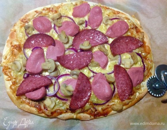 Ставим выпекаться пиццу в уже горячую духовку (200°С) примерно на 20–30 минут, зависит от параметров духовки индивидуально. Ох и вкусная выходит пицца из этого теста!